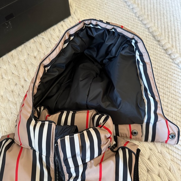 Burberry Kids’ Puffer Vest with Removable Hood - Picture 3 of 10